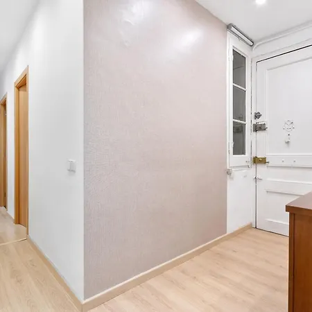Recently Renovated 2 Bedroom In Eixample Apartment Barcelona
