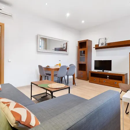Recently Renovated 2 Bedroom In Eixample Apartment Barcelona